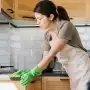 Aumento para niñeras y personal de limpieza: cuánto cobrarán en julio y agosto