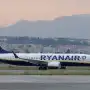 Pánico en un avión: se rompió una ventanilla en pleno vuelo y un hombre quedó colgado en el vacío