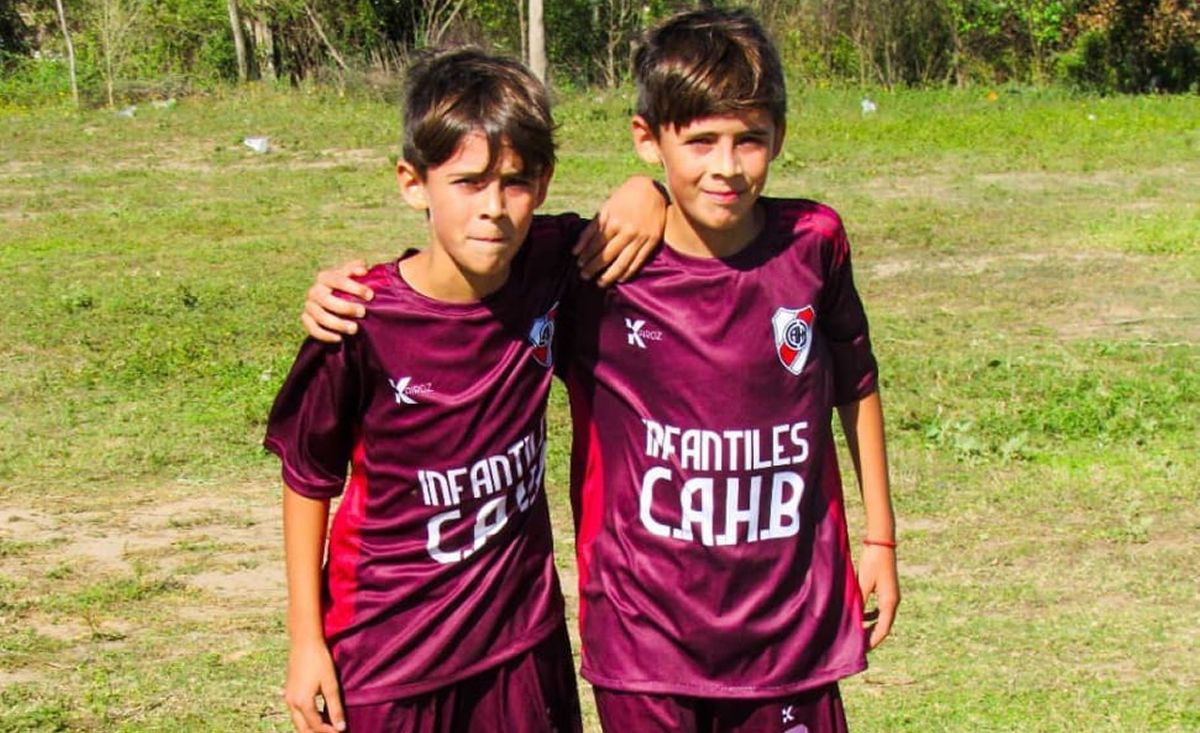 COMPAÑEROS. Los mellizos comparten la escuela, el club y la misma ilusión: algún día vestir la camiseta de River Plate.