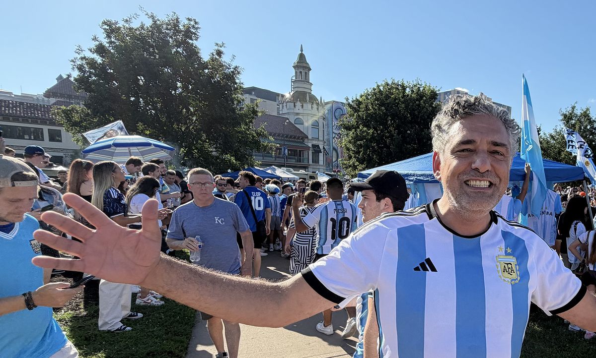 DE TUCUMÁN A KANSAS. Nicolás Bonetto dejó la provincia siendo adolescente y hoy recibe, desde su ciudad adoptiva, a miles de argentinos que llegaron para el Mundial.