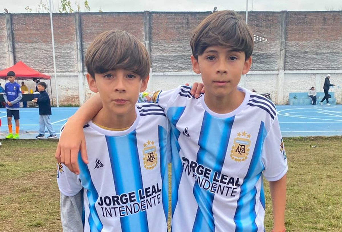 SIEMPRE JUNTOS. Después de cada entrenamiento o partido, Ciro y Santiago vuelven a casa con la misma rutina: ayudar en la granja familiar y seguir jugando a la pelota.