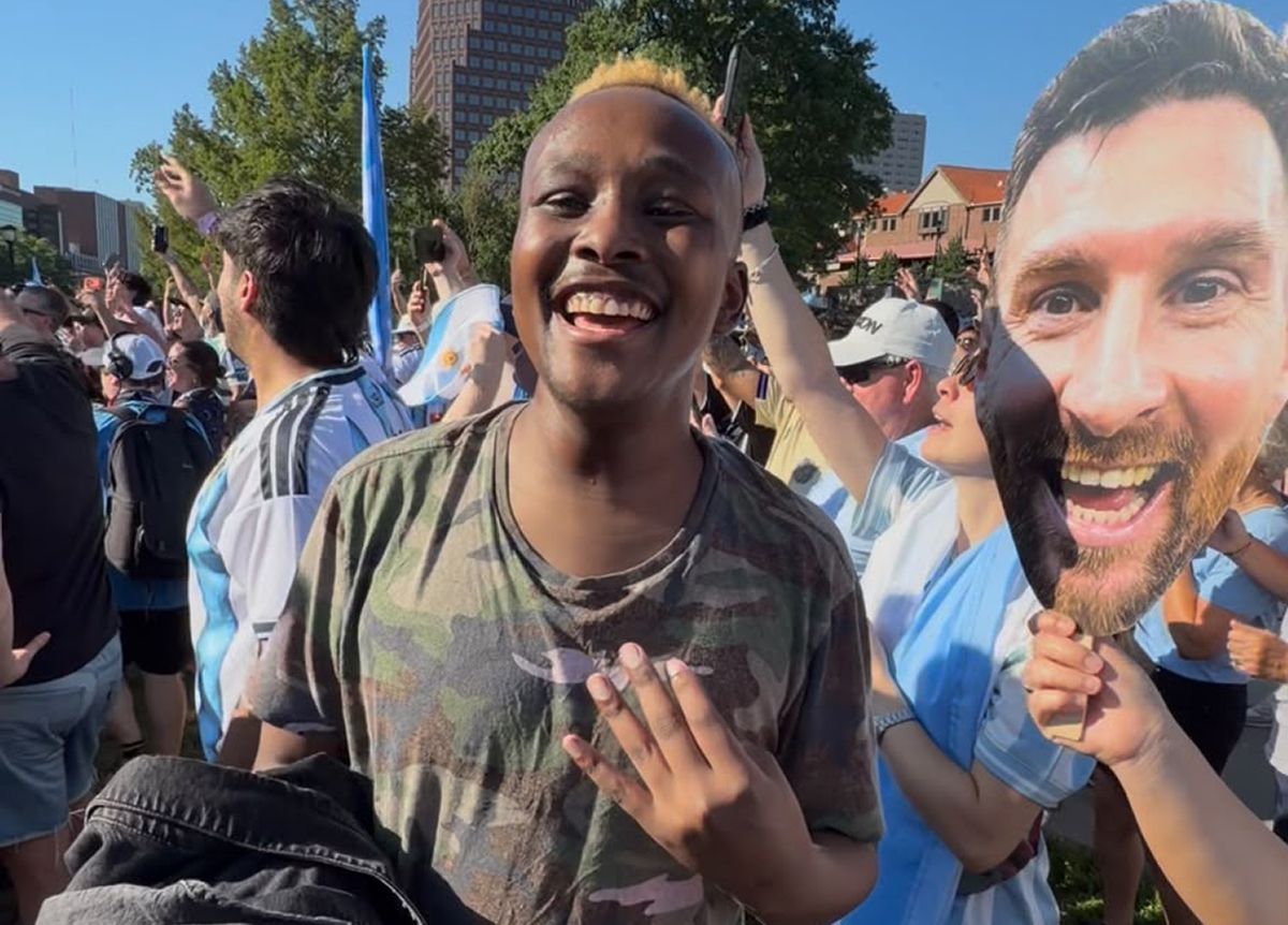 UN FANÁTICO DE MESSI. Uwe, periodista y creador de contenido nacido en Uganda, viajó a Kansas para ver a Lionel Messi y se sumó al banderazo.