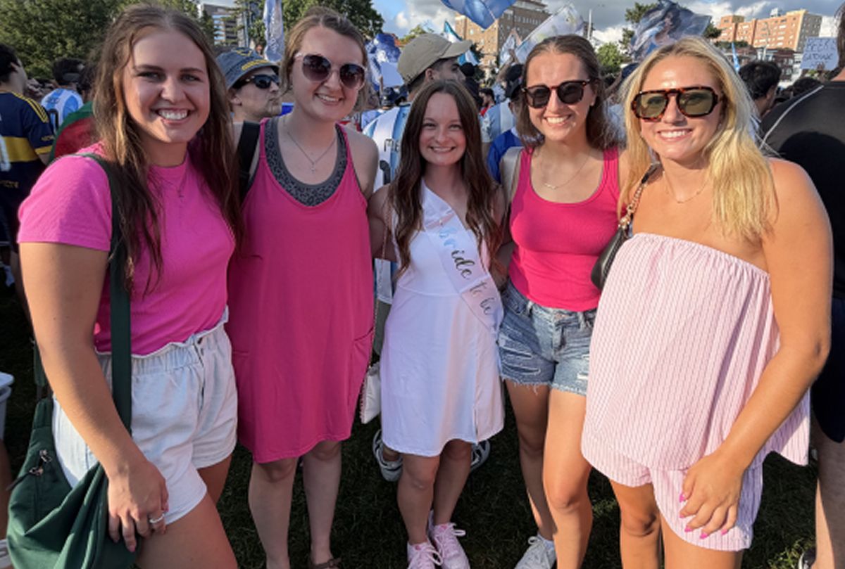 UNA FIESTA INESPERADA. Maddie y sus amigas llegaron al banderazo para celebrar una despedida de soltera y terminaron cantando con los hinchas argentinos.