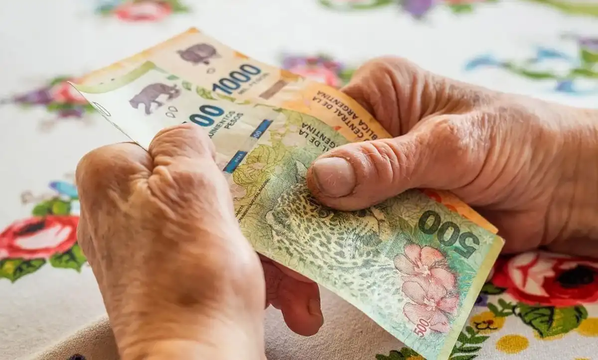 La razón por la que un jubilado puede recibir menos de $70.000 del bono de Anses