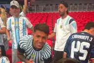 Viajó al Mundial sin entrada, terminó en un palco VIP y se sacó fotos con casi toda la Selección argentina