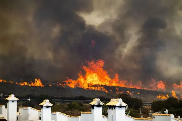 El fuego arrasa zonas al sur de España y deja 12 muertos
