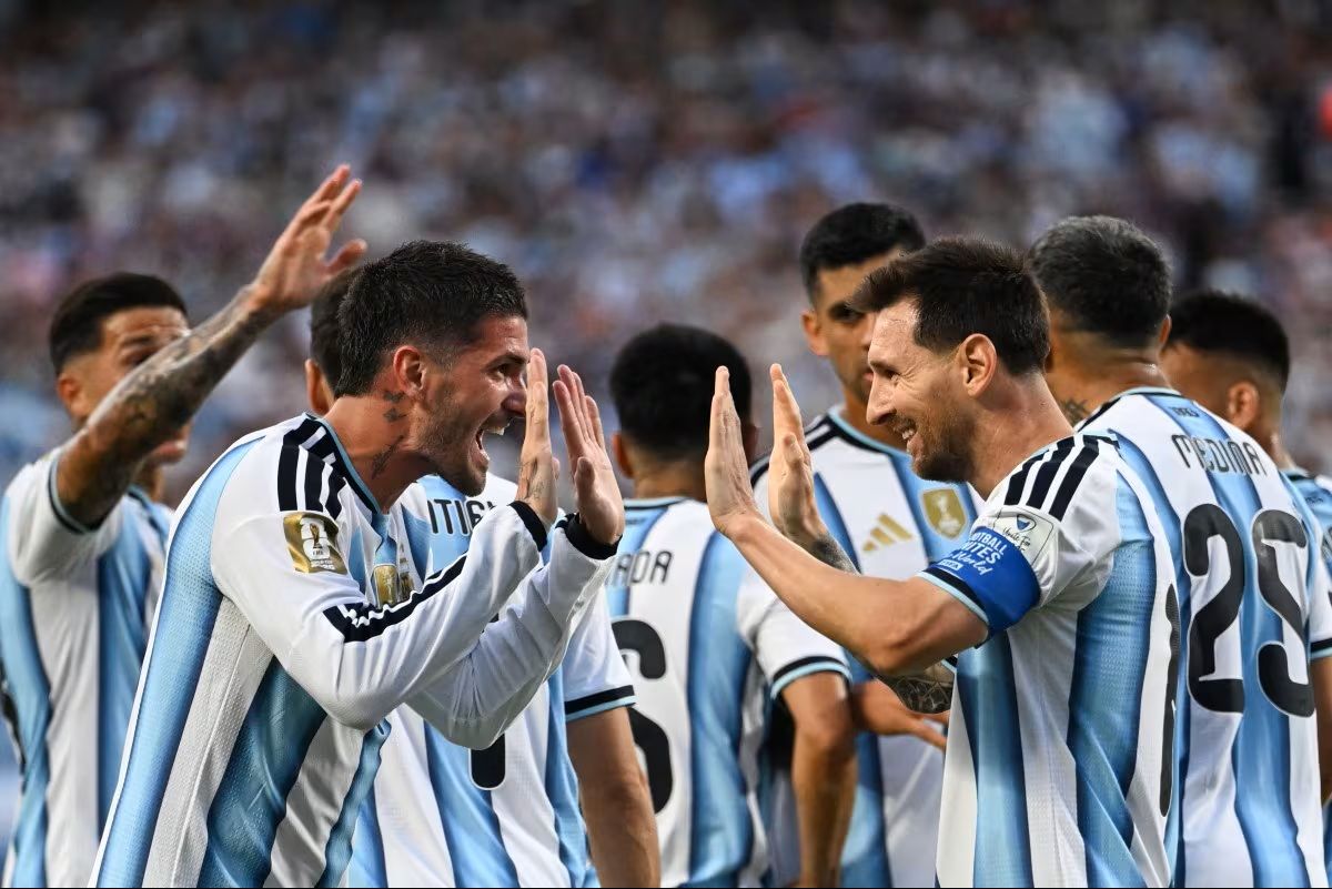 ILUSIÓN. Lionel Messi y Rodrigo de Paul