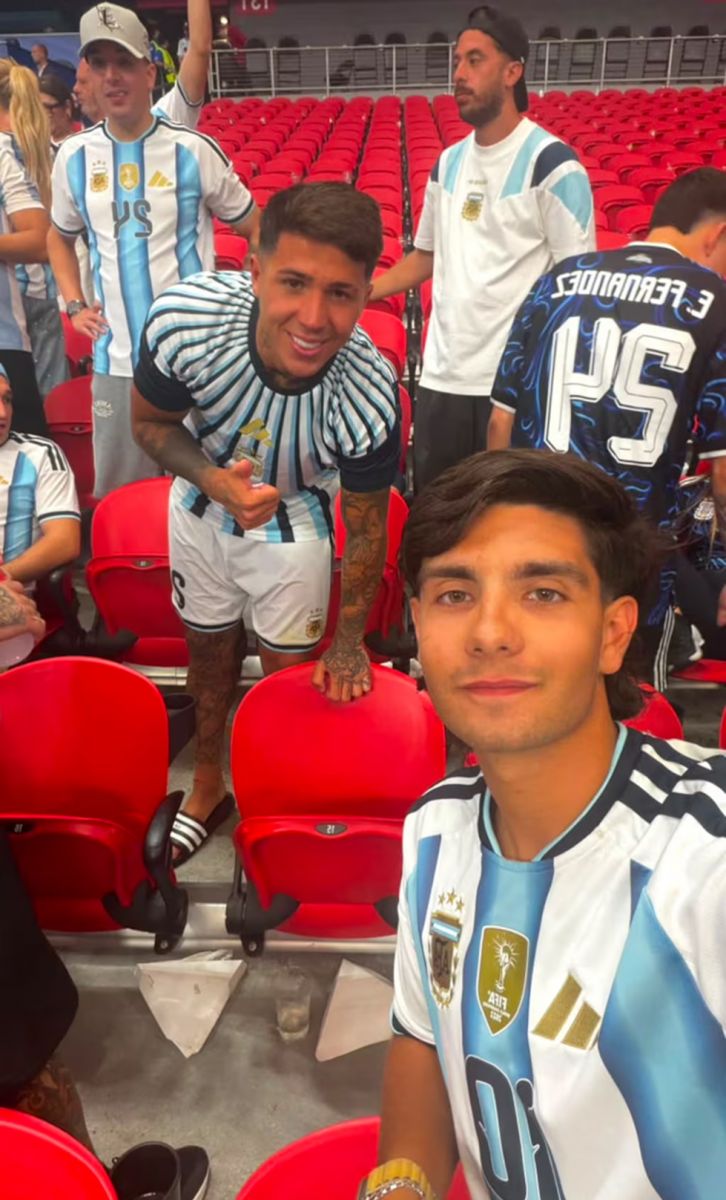 Viajó al Mundial sin entrada, terminó en un palco VIP y se sacó fotos con casi toda la Selección argentina