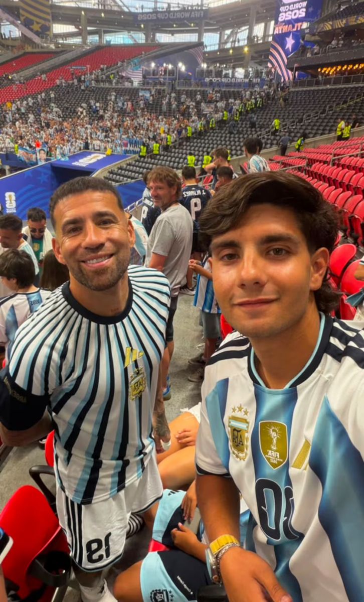 Viajó al Mundial sin entrada, terminó en un palco VIP y se sacó fotos con casi toda la Selección argentina