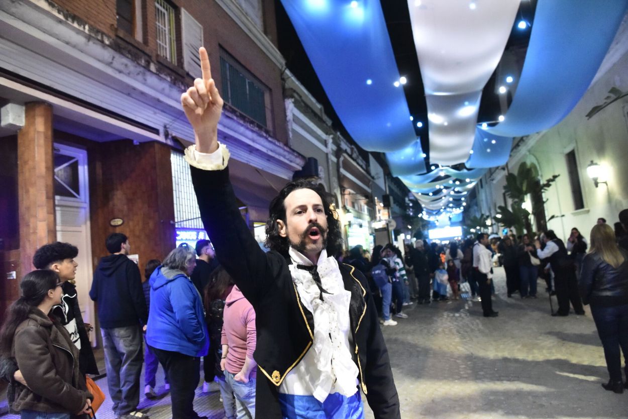 PRÓCERES A DISPOSICIÓN. Un guión supervisado por Felipe Pigna.