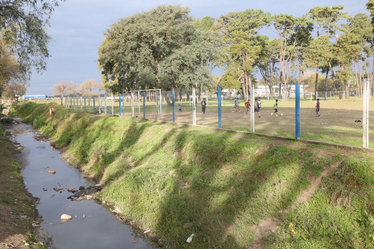 EN TODAS PARTES. Los partidos improvisados son parte de la imagen diaria que se ve en el barrio Argentino.