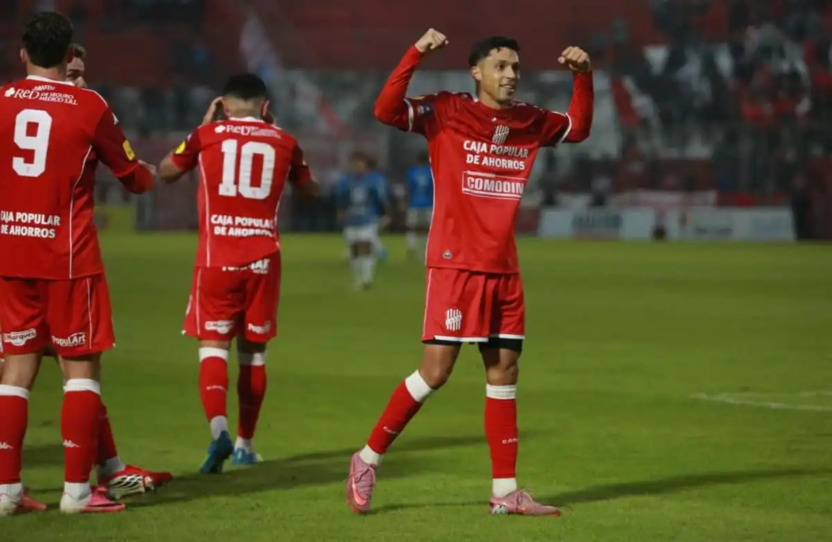 Puro festejo. San Martín fue una aplanadora en el primer tiempo