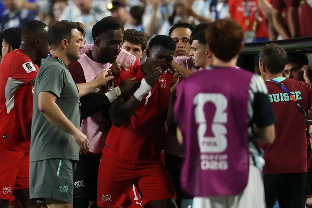 Polémica en el Mundial: por qué el VAR intervino en la expulsión de Embolo en Argentina-Suiza