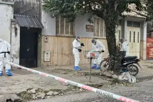 Chocó contra un árbol en Ciudadela y murió: en el Padilla confirmaron que tenía un disparo en el hombro
