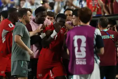 Polémica en el Mundial: por qué el VAR intervino en la expulsión de Embolo en Argentina-Suiza