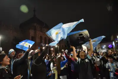 Con bombos y parlantes, Tucumán festejó toda la madrugada el pase de Argentina a semifinales