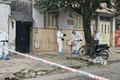 Chocó contra un árbol en Ciudadela y murió: en el Padilla confirmaron que tenía un disparo en el hombro