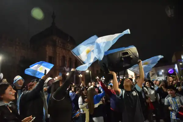 Con bombos y parlantes, Tucumán festejó toda la madrugada el pase de Argentina a semifinales