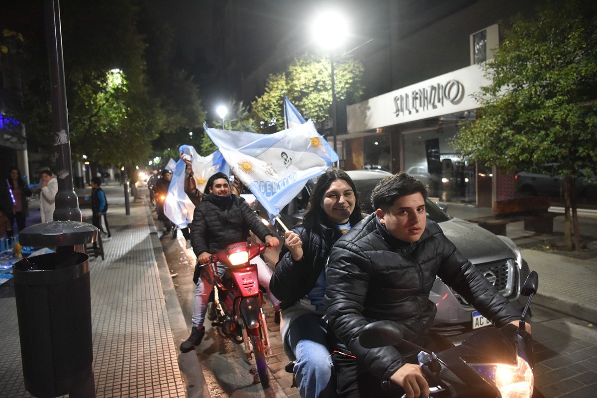 Con bombos y parlantes, Tucumán festejó toda la madrugada el pase de Argentina a semifinales