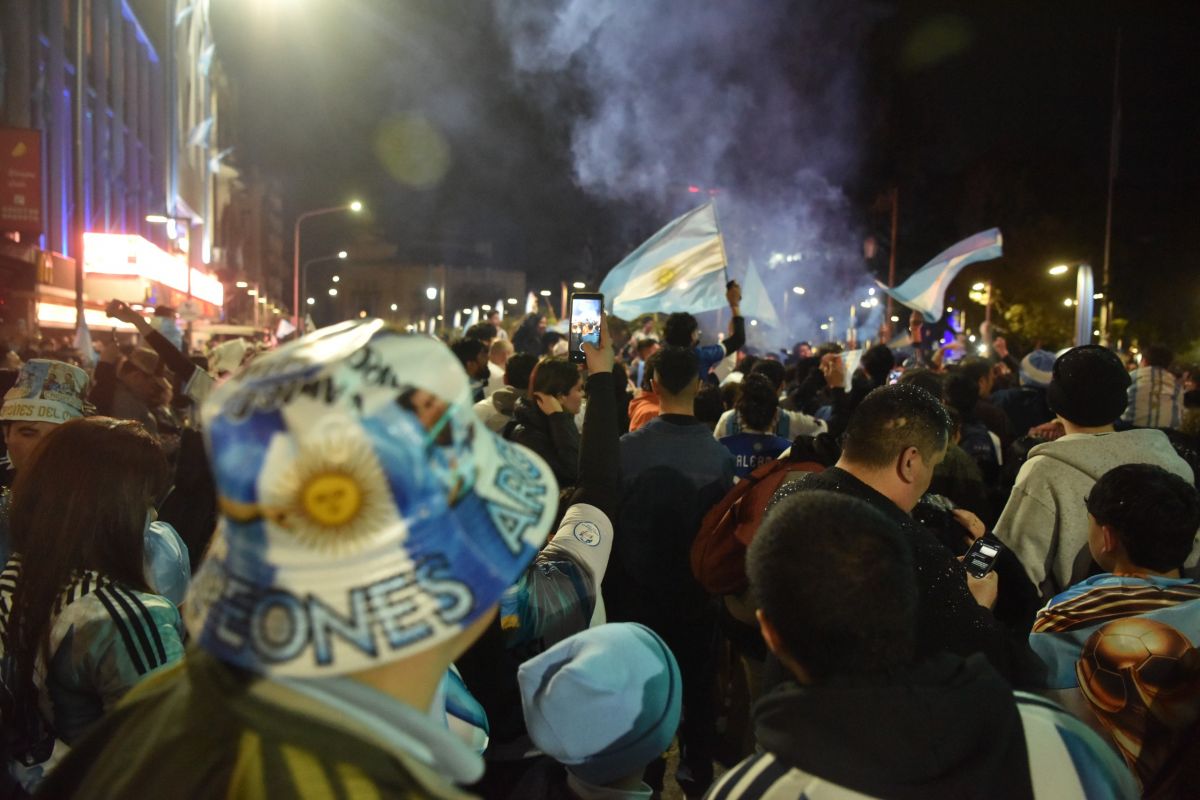 Con bombos y parlantes, Tucumán festejó toda la madrugada el pase de Argentina a semifinales