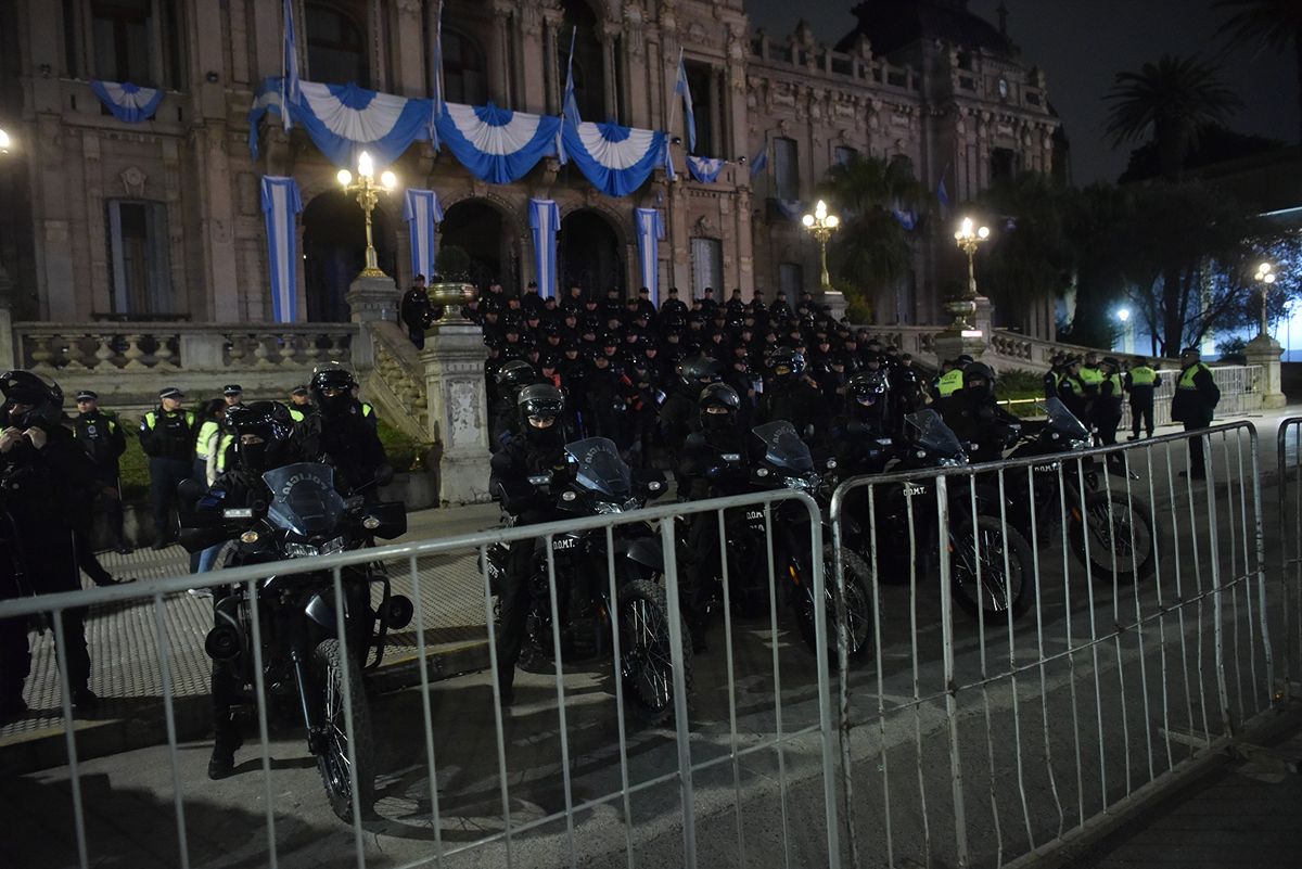 Con bombos y parlantes, Tucumán festejó toda la madrugada el pase de Argentina a semifinales