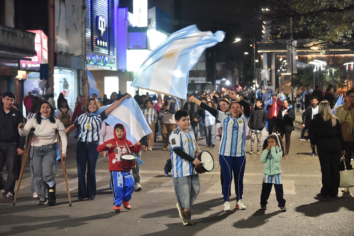 Con bombos y parlantes, Tucumán festejó toda la madrugada el pase de Argentina a semifinales