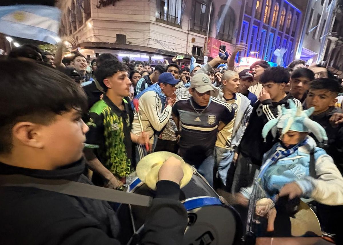 Con bombos y parlantes, Tucumán festejó toda la madrugada el pase de Argentina a semifinales