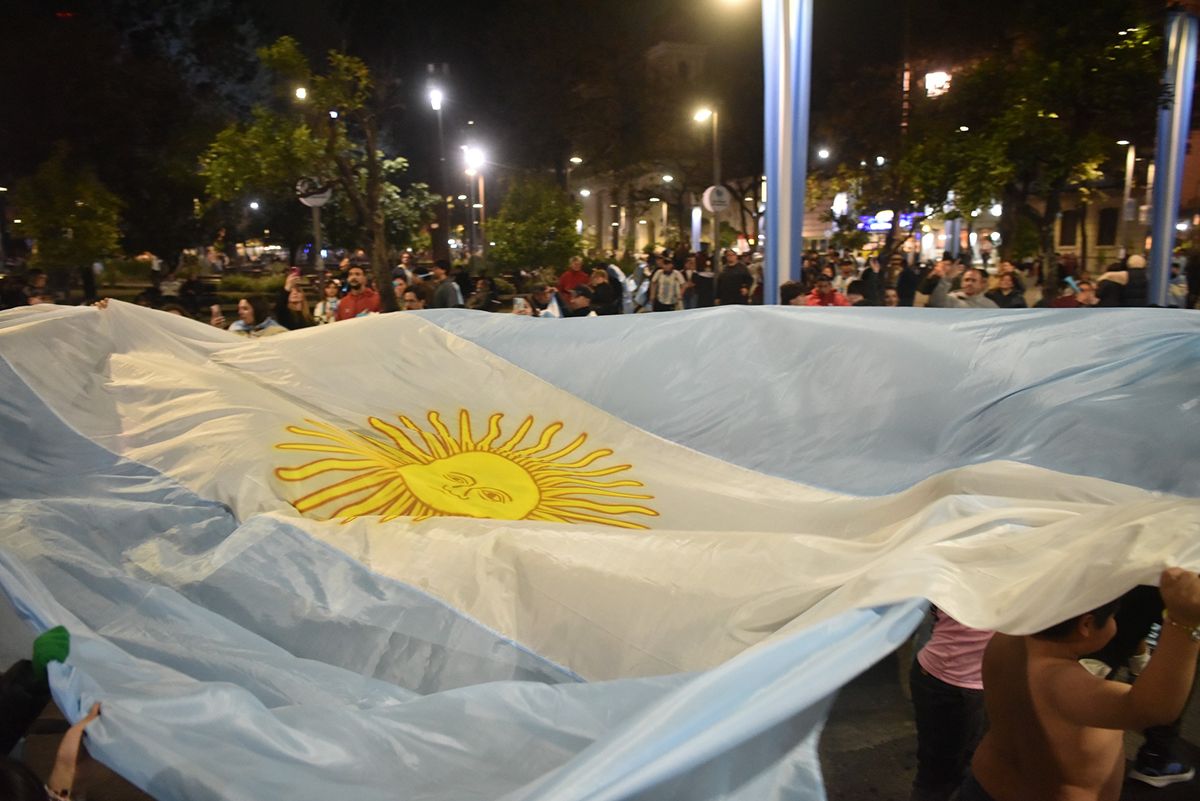 Con bombos y parlantes, Tucumán festejó toda la madrugada el pase de Argentina a semifinales
