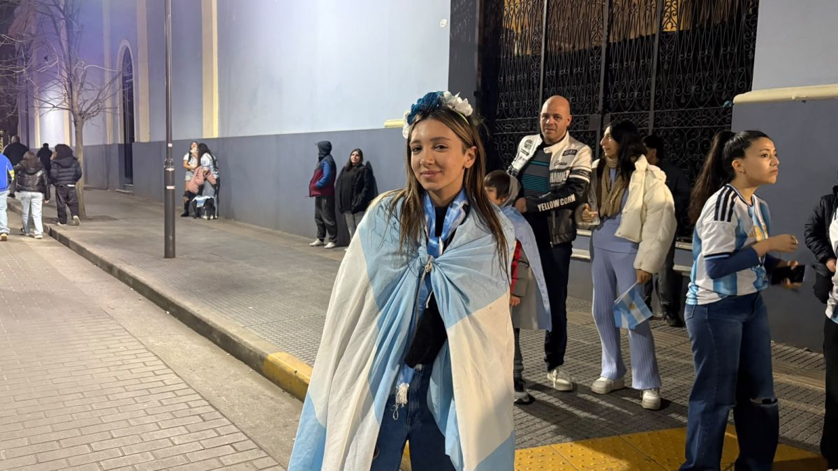 Con bombos y parlantes, Tucumán festejó toda la madrugada el pase de Argentina a semifinales