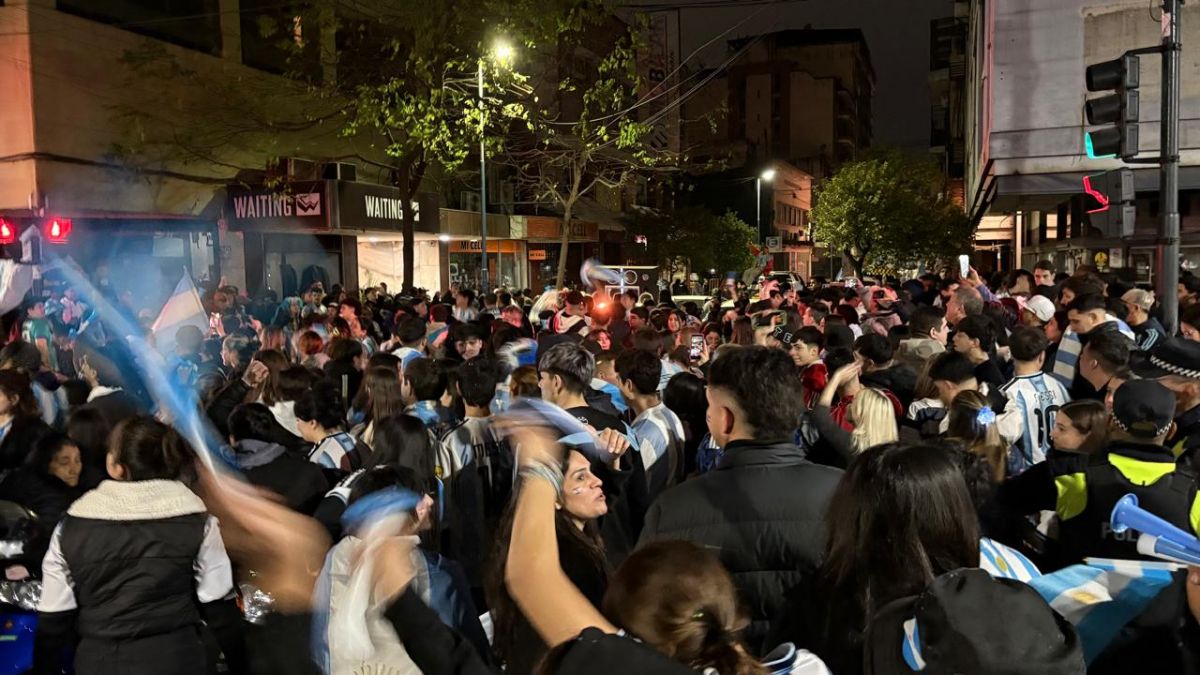 Con bombos y parlantes, Tucumán festejó toda la madrugada el pase de Argentina a semifinales
