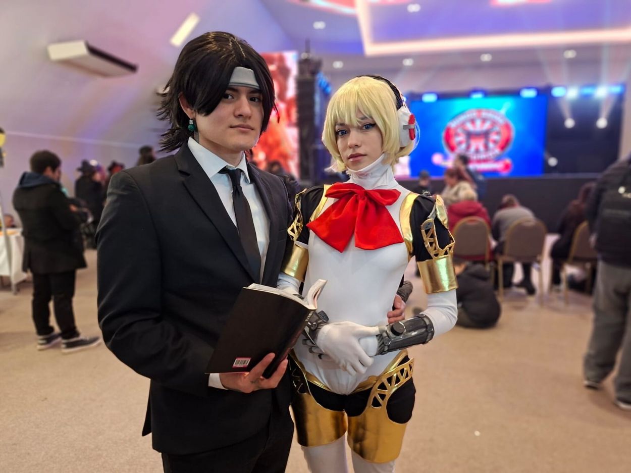 POSE. Aki Hayakawa y Aigis, dos cosplayers posan frente al escenario.