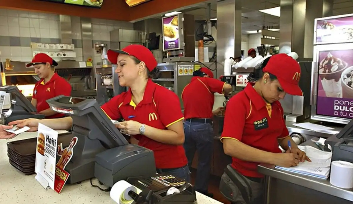 Cuánto cobran los empleados de McDonald's, Burger King y Mostaza en julio de 2026: la nueva escala salarial