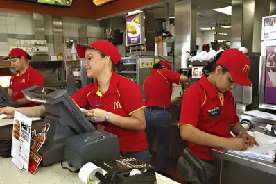 Cuánto cobran los empleados de McDonald's, Burger King y Mostaza en julio de 2026: la nueva escala salarial