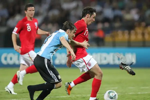Argentina - Inglaterra: El clásico juvenil que Dibu Martínez vio desde el banco