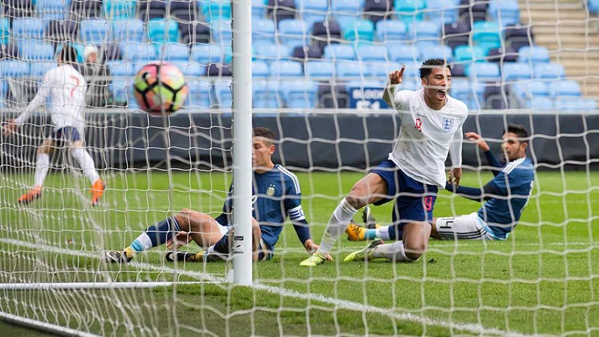 CAPITÁN. Nehuén Pérez terminó en el piso, pero era el líder de esa defensa, que compartía con Balerdi, Medina y Francisco Ortega.