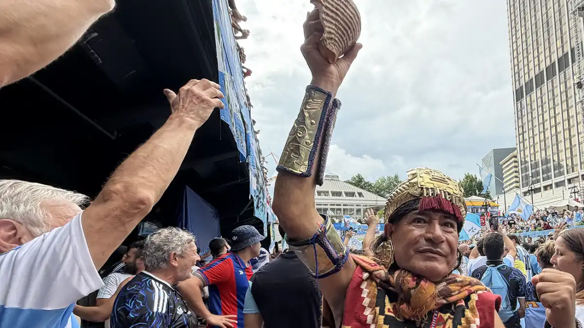 De Machu Picchu al Mundial: el “Inca de la Selección” viajó desde Perú para alentar a Argentina