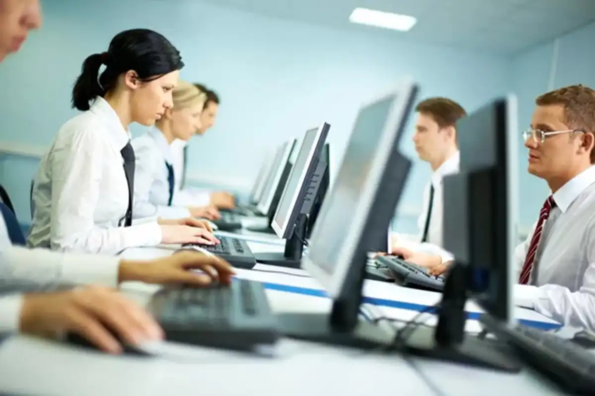 El exceso de control en las empresas agrava el desgaste laboral y debilita el compromiso de los empleados