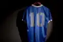 El misterio de la azul del 86: ¿dónde está y cuánto vale hoy la camiseta con la que Maradona le hizo dos goles a Inglaterra?