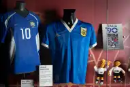 El misterio de la azul del 86: ¿dónde está y cuánto vale hoy la camiseta con la que Maradona le hizo dos goles a Inglaterra?