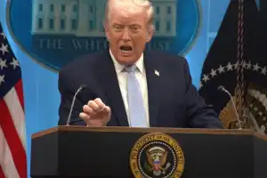 Trump afirma que restablece el bloqueo naval a Irán