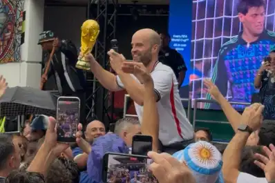 Un periodista inglés se metió en el banderazo argentino: “Vinimos a mostrarles quién va a ser el ganador”