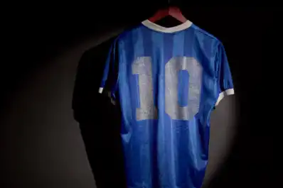 El misterio de la azul del 86: ¿dónde está y cuánto vale hoy la camiseta con la que Maradona le hizo dos goles a Inglaterra?