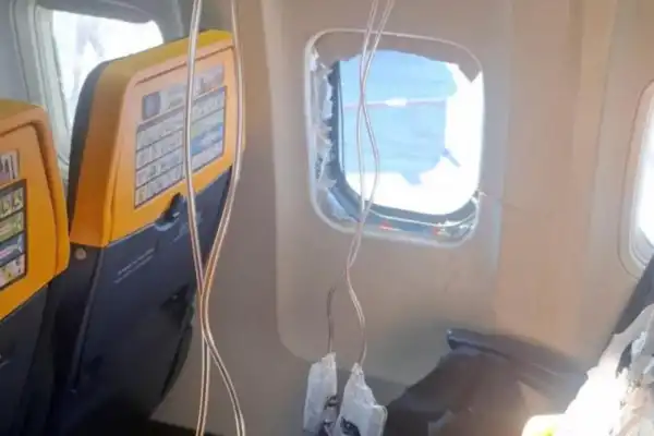 “Si morimos, morimos juntos”: el dramático relato de la mujer que salvó a su esposo de ser succionado por un avión