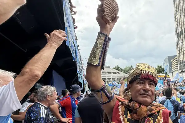 De Machu Picchu al Mundial: el “Inca de la Selección” viajó desde Perú para alentar a Argentina
