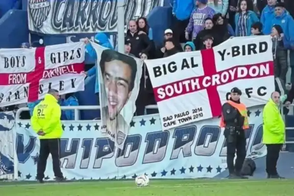 La hinchada de Godoy Cruz exhibió dos banderas inglesas y calentó la previa de Argentina-Inglaterra