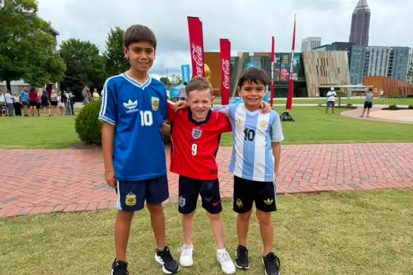 Policías, entradas a más de 3.000 dólares y un picadito entre nenes: así se vive la previa de Argentina-Inglaterra en Atlanta