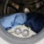 El truco del papel aluminio en el lavarropas: por qué cada vez más personas lo usan