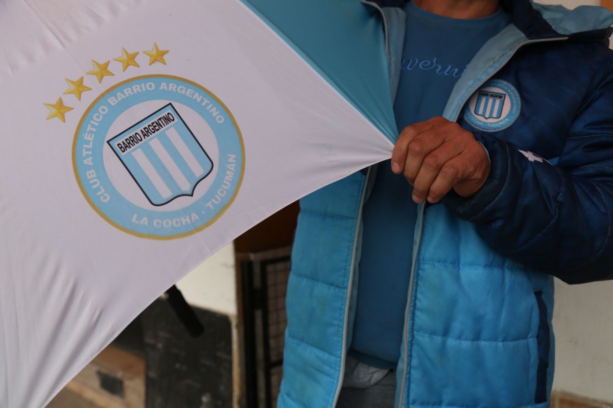 Así es el escudo del club Barrio Argentino de La Cocha.