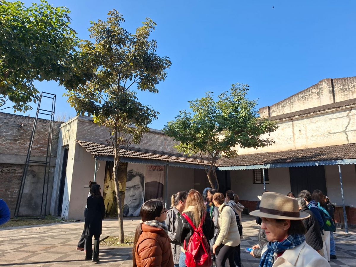 BAJO EL SOL. El patio de la Alianza francesa recibió esta mañana a decenas de visitantes. LA GACETA/ Fotos de Ariane Armas