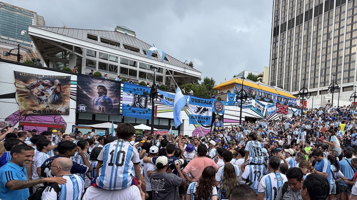 BANDERAZO. Banderas argentinas cubrieron el centro de Atlanta durante el tradicional banderazo previo a la semifinal.